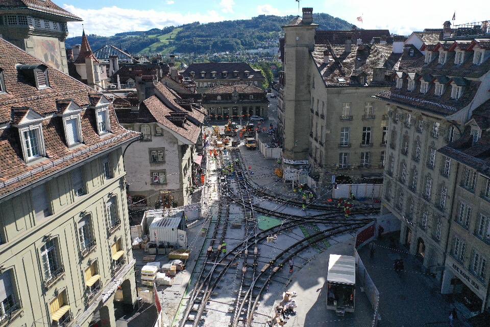 beyeler_mike's tweet photo. #zytglogge mit #bsbpartner aus der Luft 🚁 > #bernmobil hat Gleise gelegt @BERNMOBIL @BernerZeitung @BaumeisterCH @Bern_Stadt @usic_ch https://t.co/POymxIva8i