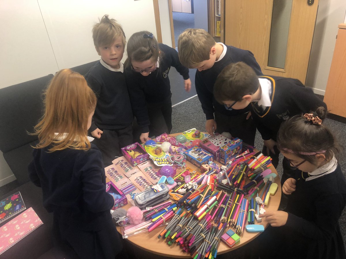 Gourockpr's tweet image. The house captains enjoyed setting up and sharing our new selection of goodies, provided by the parent council - thank you! ✏️🖍🧸🎨Pupils who received a certificate for being ‘engaged’ at the last awards assembly were invited to choose something! #learningdispositions #engaged🤩