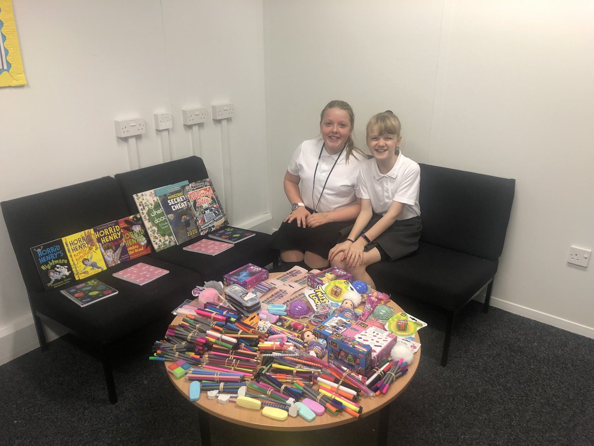 Gourockpr's tweet image. The house captains enjoyed setting up and sharing our new selection of goodies, provided by the parent council - thank you! ✏️🖍🧸🎨Pupils who received a certificate for being ‘engaged’ at the last awards assembly were invited to choose something! #learningdispositions #engaged🤩