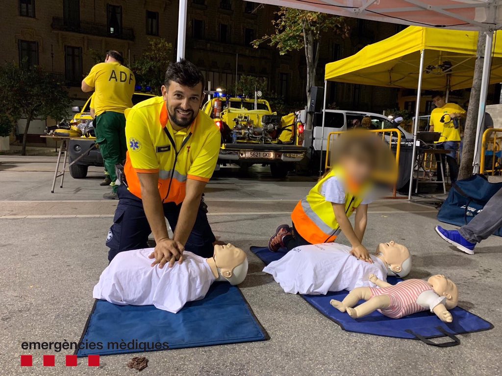 semgencat's tweet photo. La #Manresa #ShoppingNight va ser tot un èxit. Gràcies a totes les persones que us vau animar a conèixer una mica més el #SEM https://t.co/yFIZwqmycV