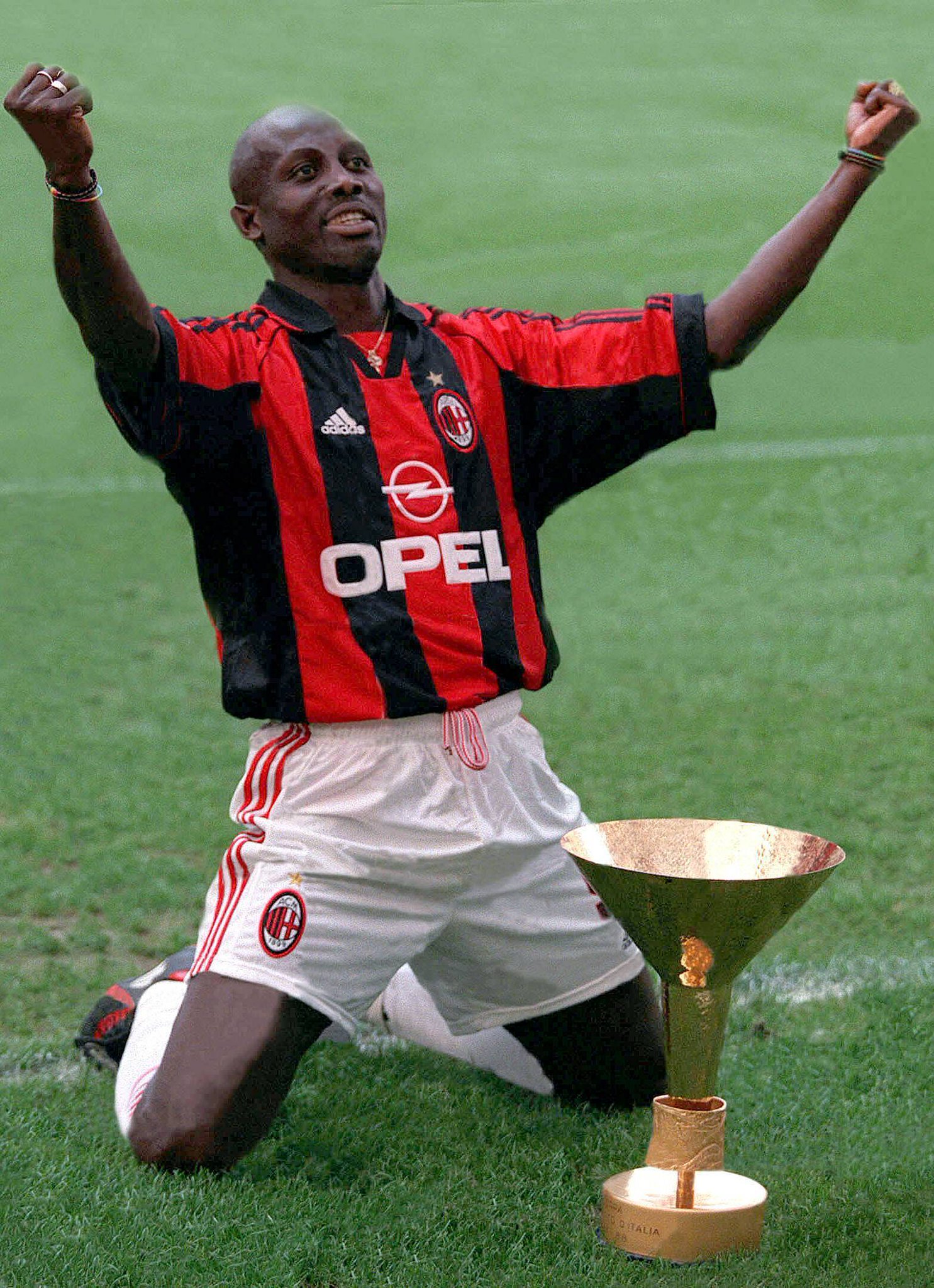 Happy Birthday to George Weah! What a career he had  443 games  176 goals  17 assists 