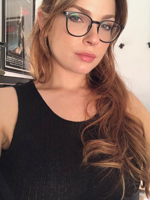 I&rsquo;m pretty sick of looking at my face. Here, get sick of it too. https://t.co/i8kiTtfEN8