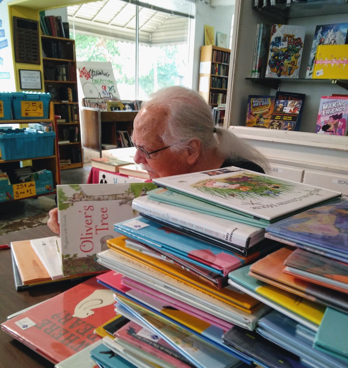 FriendsCincy's tweet image. Tom normally works in AV, but he is lending a hand with the books and slashing the prices for this weekend.  All kinds of pre-Sale activity is going on at 8456 Vine Street! 
#FriendsFallBookSale #PictureBooks #volunteers #Busybees #FinalCountdown #Books
