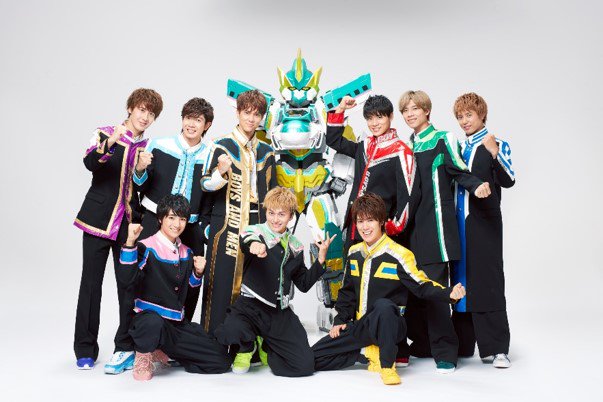 新幹線変形ロボ シンカリオンz 公式 主題歌はボイメン 劇場版の主題歌は アニメに引き続きboys And Menが担当 進化理論 に負けないキャッチーな新曲 ガッタンゴットンgo で劇場版を盛り上げます さらに ボイメンの辻本さんも 渡島
