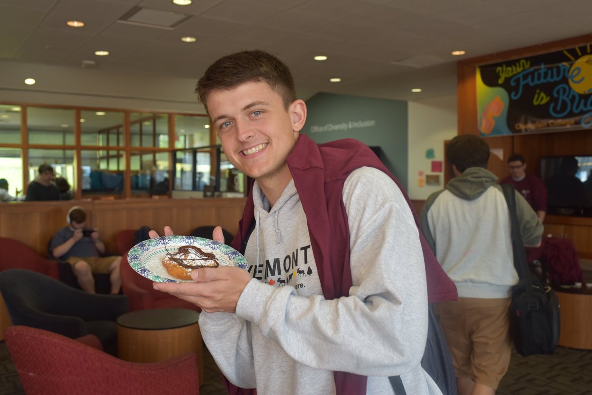 ChamplainEdu's tweet image. Beaver tail fried dough? Yes, please. 😋
.
📸 Deja Miller '22 // Marketing. #ChamplainCollege #CampChamp #SpiritWeek