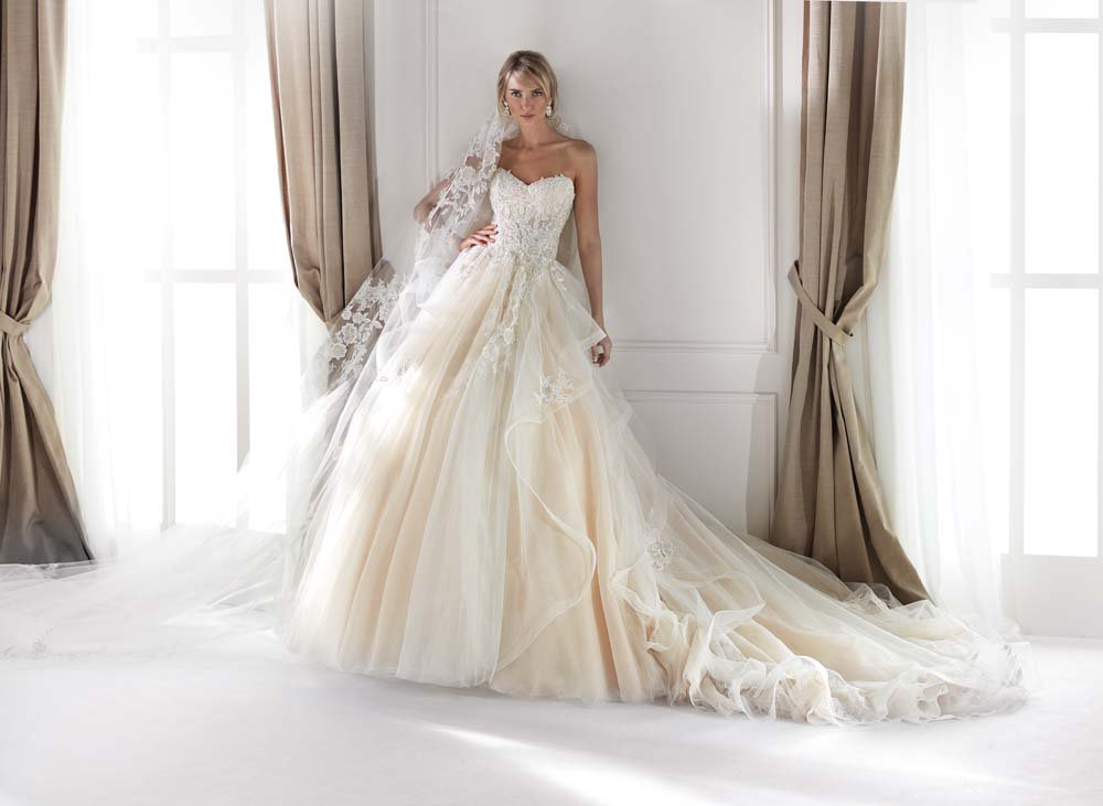 dbodanovias's tweet photo. Para Primavera 2020, la firma @Nicolespose ofrece una versión contemporánea del #Vestido de #Novia tradicional. En esta colección predominan los #Trajes tipo ballroom con amplias faldas, una inspiración moderna de los cuentos de hadas, con #Detalles ultra femeninos. ¡Sublimes! https://t.co/kmwApKpW26
