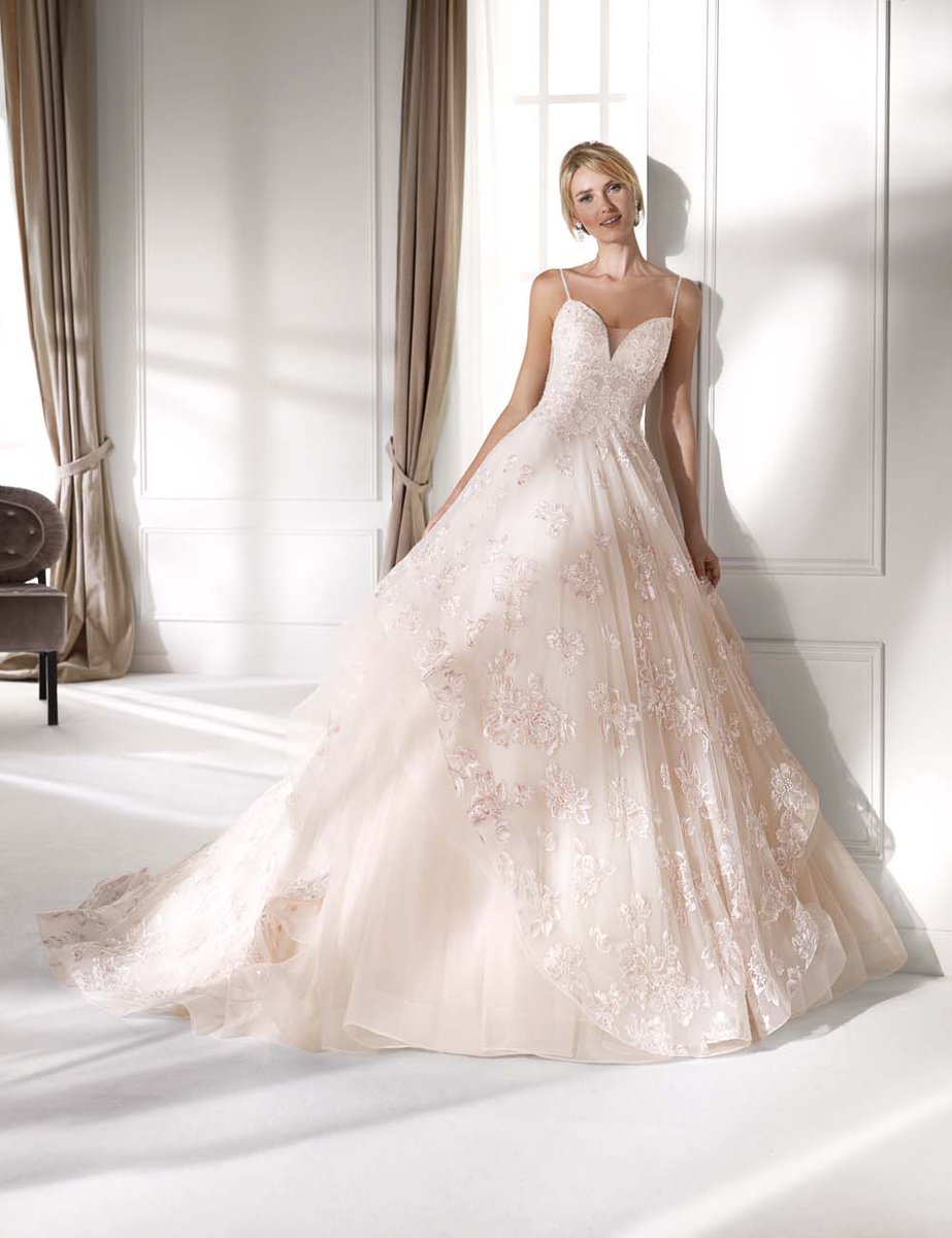 dbodanovias's tweet photo. Para Primavera 2020, la firma @Nicolespose ofrece una versión contemporánea del #Vestido de #Novia tradicional. En esta colección predominan los #Trajes tipo ballroom con amplias faldas, una inspiración moderna de los cuentos de hadas, con #Detalles ultra femeninos. ¡Sublimes! https://t.co/kmwApKpW26