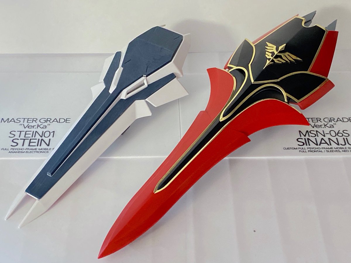 杉浦印字 別 ガンプラ部 Mgスタイン Mgシナンジュ サイズ感 いやイラスト設定画で形状的に似てたからサイズも大方似たようなもんやろと思ってたら スタイン盾よりこんなにデカいんだシナンジュ盾 ならば形だけ似てる必然性はあんま無い気はします