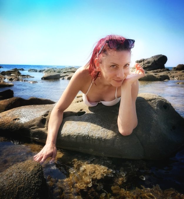 When I feel good I need sex, when I want sex I need you, see you Thursday on Chaturbate or now on manyvids/liza_belle