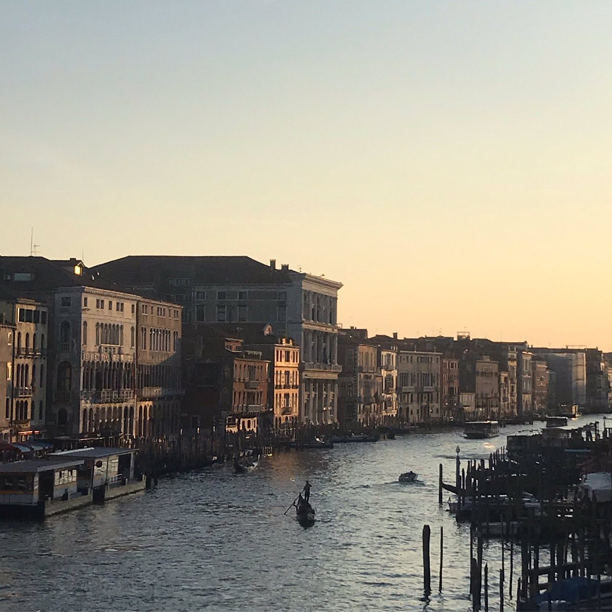 @ #Venise #Venice #CanalGrande #Rialto
#Sunset #NoFilter