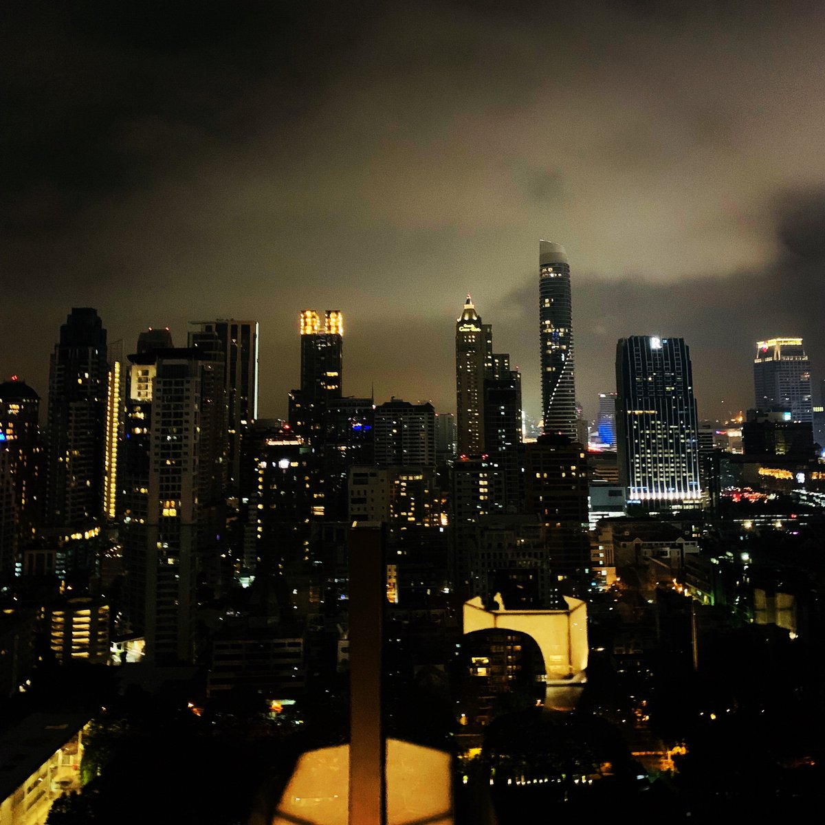 Would you fly the new Air Asia Brisbane to Bangkok route or would you choose a full-service carrier? Today's review may help you decide. theglobalgoddess.com/2019/09/30/fli… #astw #airasia