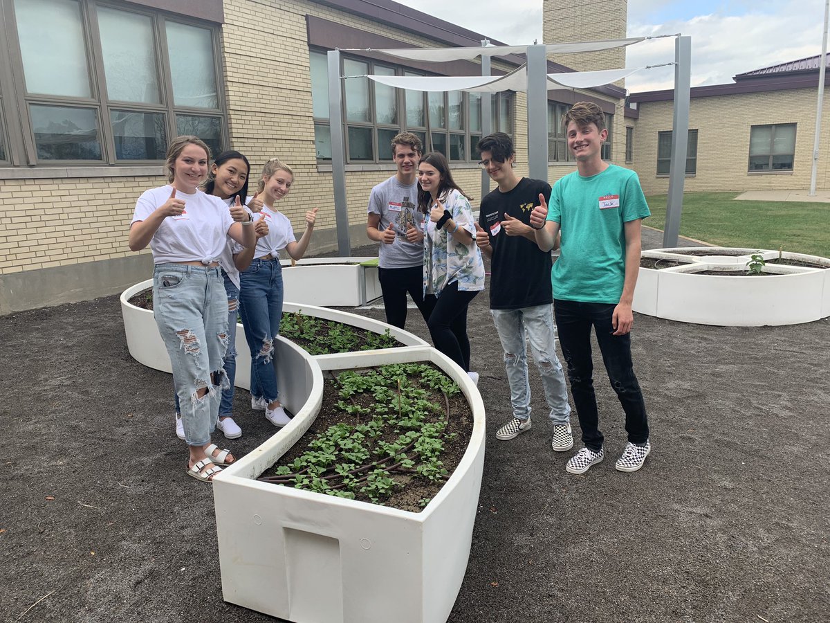 PHS Earth Club visited Center Elementary to learn about all the amazing things Center Grows is doing.  #plumproud #earthclub #ourfuturecares