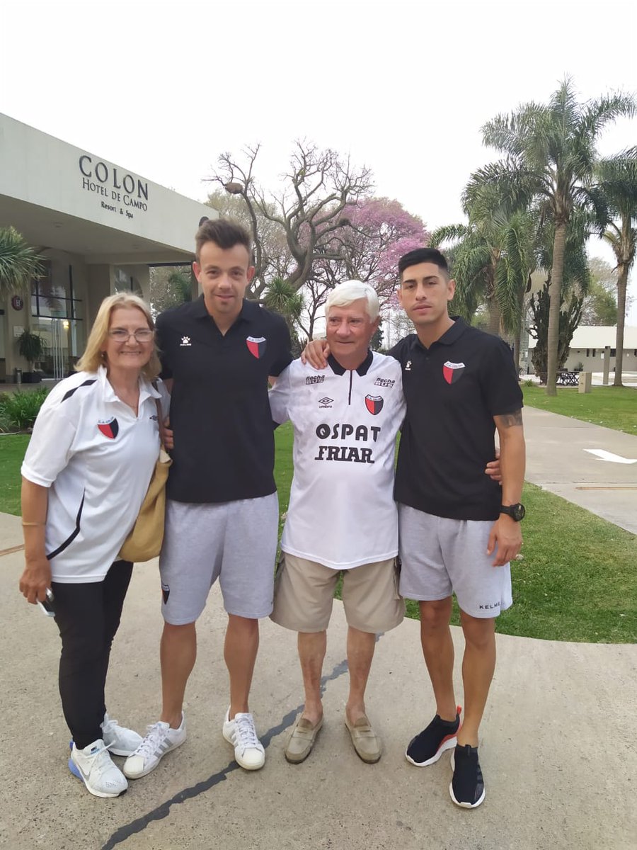 El sueño del pibe. El abuelo hincha de #Colón que viajó a Brasil junto a los jugadores en la previa del partido ante Argetinos. Le dio consejos a Morelo y se llevó una camiseta autografiada por todos sinmordaza.com/noticia/721827… <a href="/ColonOficial/">Club Atlético Colón ⭐</a>