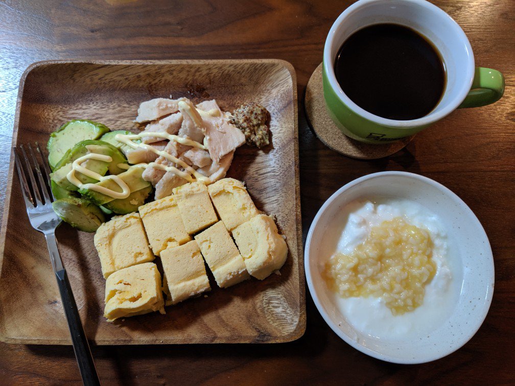 【10分朝食】
🌞おからパウダー蒸しパン
🌞アボカド
🌞自家製サラダチキン
🌞自家製おいも甘酒ヨーグルト

アボカド×サラダチキン×おかパ蒸しパンにマスタードマヨ、この組み合わせが最高に好き🥺❣️