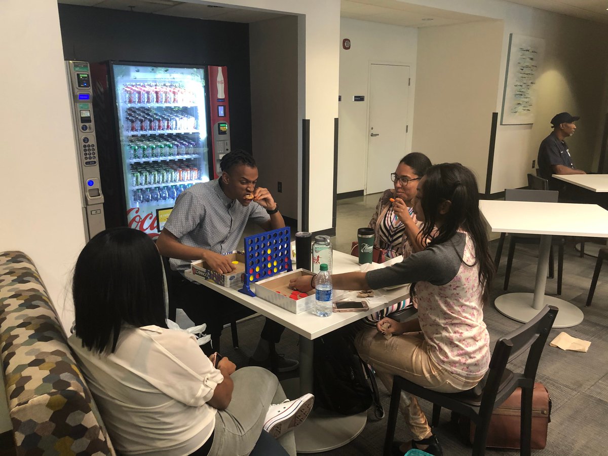 GetFitMSM's tweet image. Throwback to HCW Day 3, our Relax &amp;amp; Release (R&amp;amp;R) Stations! Take a Pause during the day! #HealthyCampus @MSMedu @MSMPres