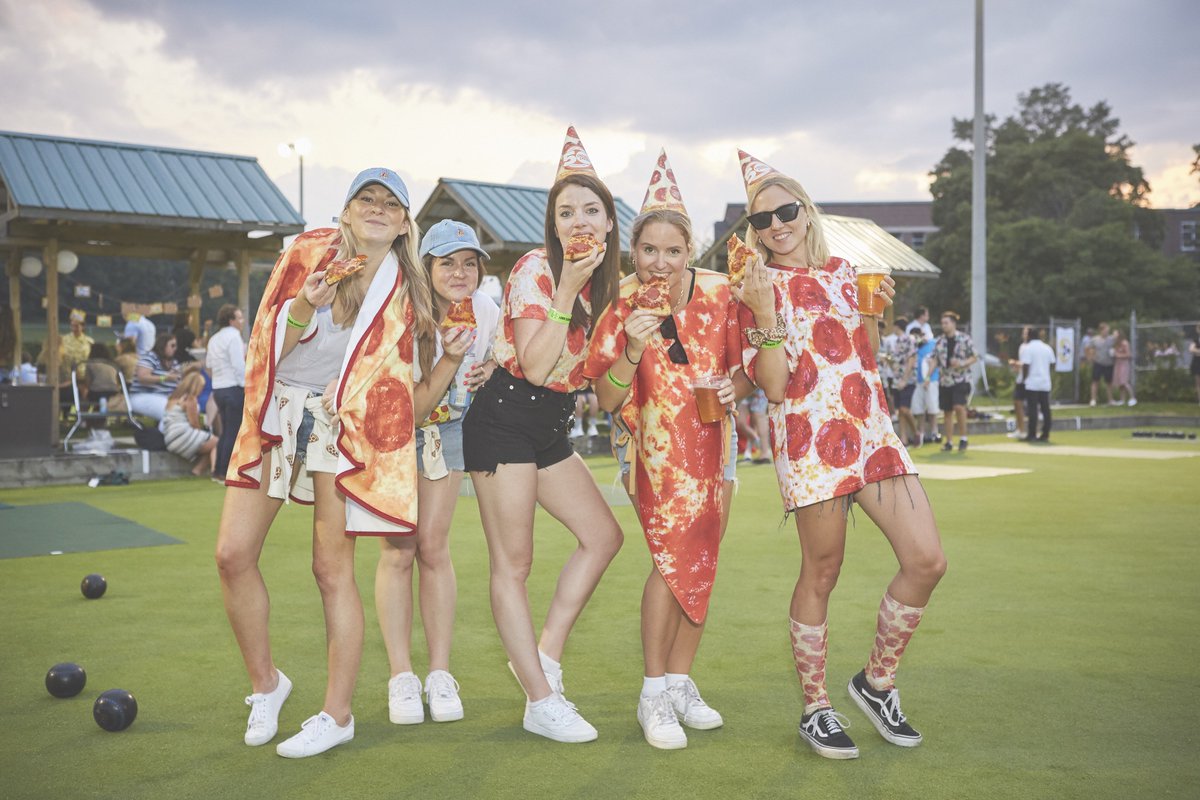 Our interests include pizza and lawn bowling hbu? 🍕