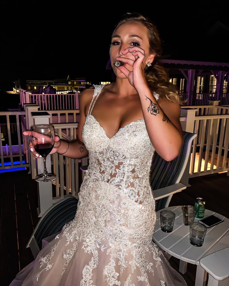 PeltonLee's tweet photo. I like her butt and she likes my beard so we got married😉 https://t.co/Omc5d7sULV