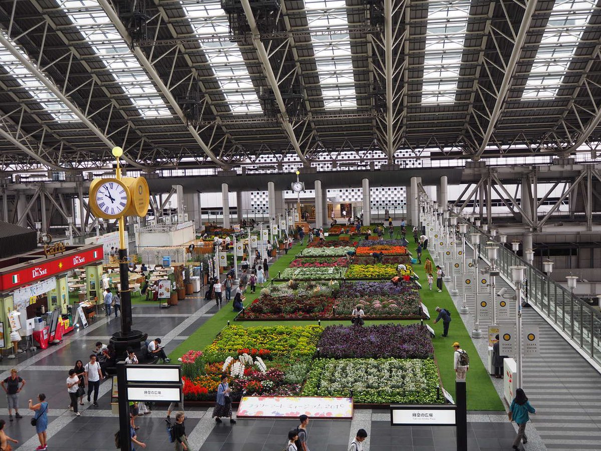 ブログdeバーチャル駅長 阪急電鉄 駅の中のお花畑 フラワーアートミュージアム19 T Co Rrittu7oea Jr大阪駅の時空の広場は 色とりどりのお花でいっぱいです 10月14日まで 大阪梅田 梅田 大阪駅 時空の広場 フラワーアート