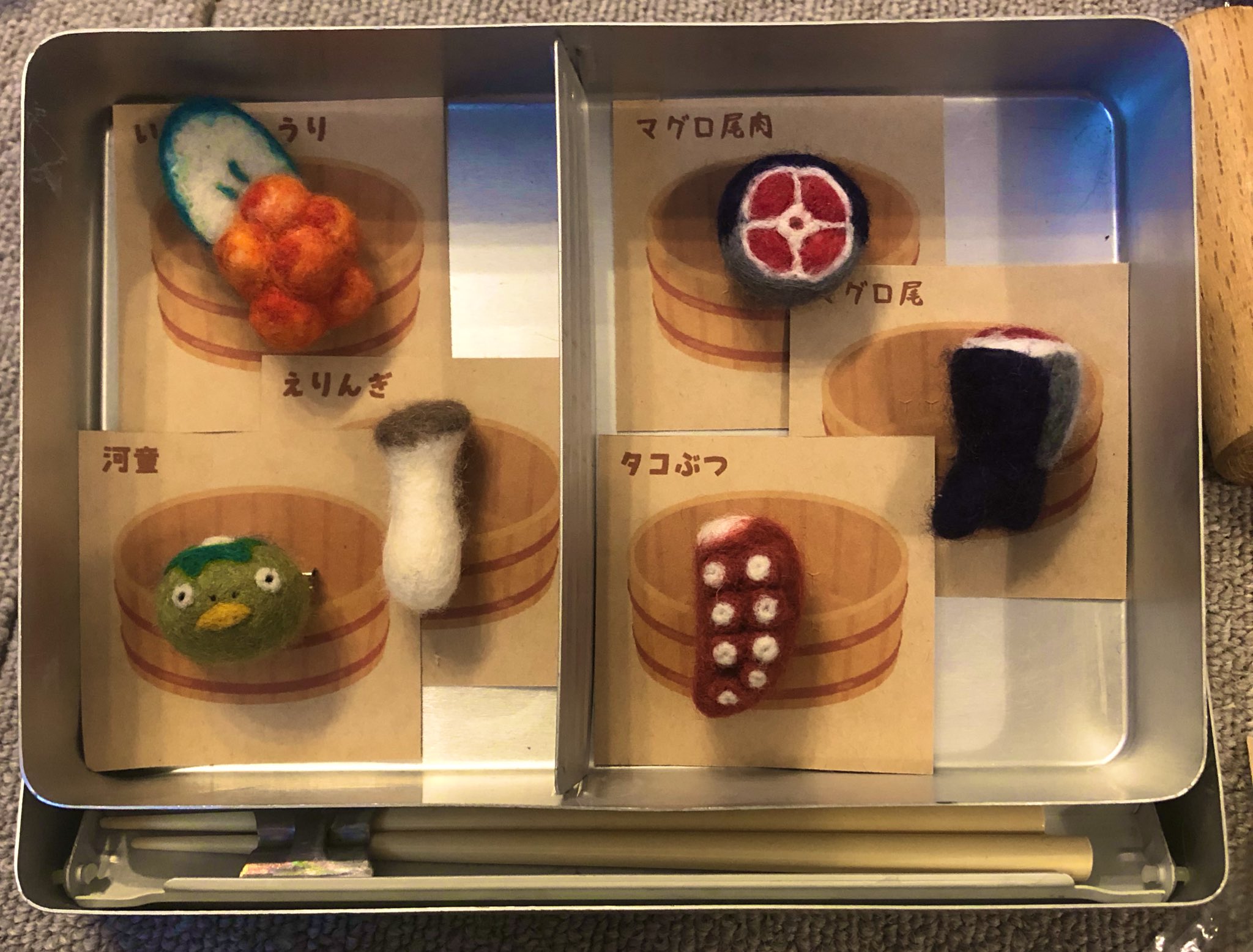 Nattu N 妖毛thethe なんか美味しそうなブローチ カッパは食べ物ではありません 台紙の桶のイラスト は時間がなかったのでいらすとやさんからお借りしています 妖毛 Thethestyle展 T Co Avq2gy8wxq Twitter