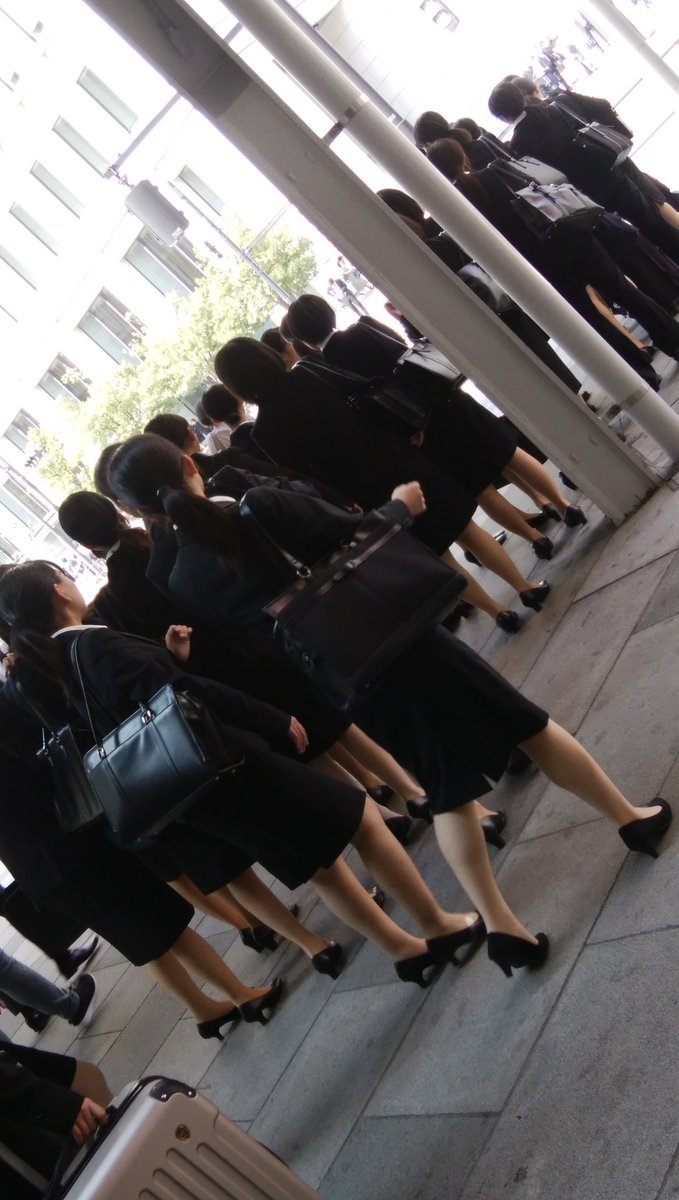 東京駅に群がる量産型の新入社員 ある意味 日本人らしい 若者を作ってしまった原因はどこに 個性を尊重 笑 日本人みたい Togetter
