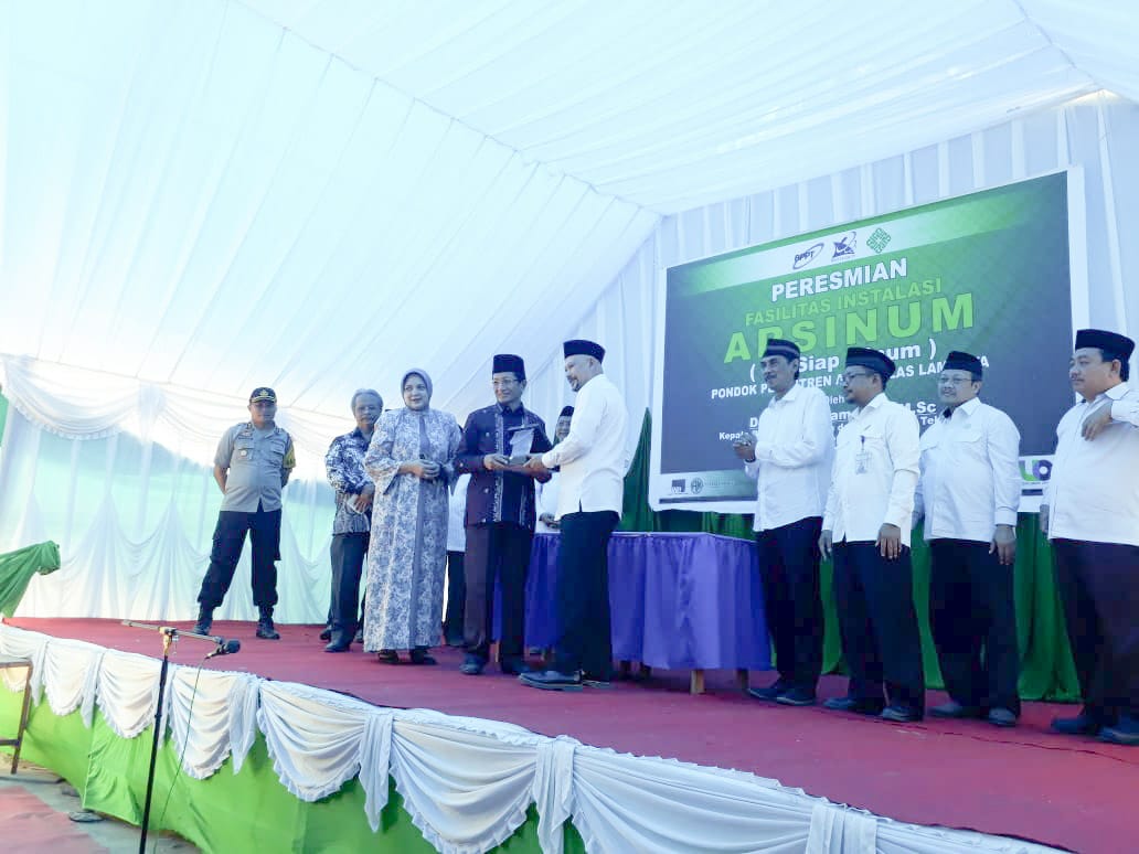 ptl_bppt's tweet image. Inilah salah satu #BaktiTeknologi yang PTL BPPT lakukan, membantu masyarakat dalam penyediaan air minum &amp;amp; air bersih. Kali ini di ARSINUM kami instal  di Ponpes Unggulan Al Ikhlas Lambuya, Konawe Sulawesi Tenggara dan telah diresmikan KaBPPT. #BPPTSolidSmartSpeed #TPSA_Hanya1Bumi