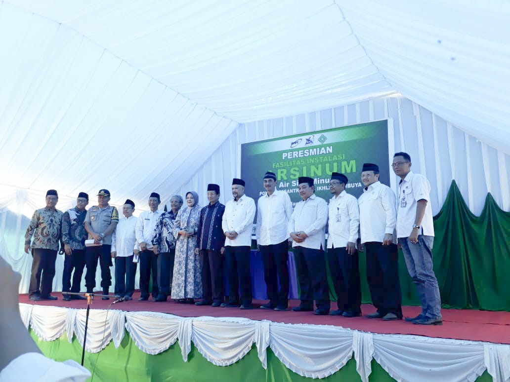 ptl_bppt's tweet image. Inilah salah satu #BaktiTeknologi yang PTL BPPT lakukan, membantu masyarakat dalam penyediaan air minum &amp;amp; air bersih. Kali ini di ARSINUM kami instal  di Ponpes Unggulan Al Ikhlas Lambuya, Konawe Sulawesi Tenggara dan telah diresmikan KaBPPT. #BPPTSolidSmartSpeed #TPSA_Hanya1Bumi