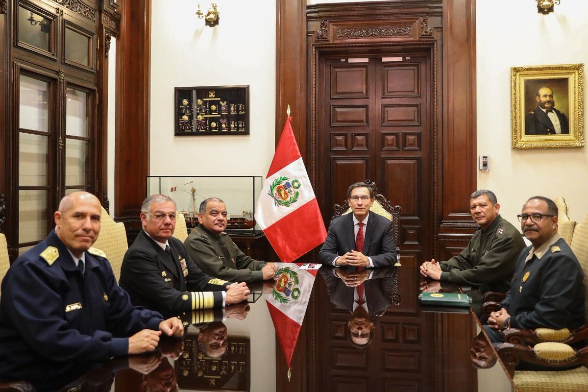 presidenciaperu's tweet image. El Jefe del @CCFFAA_PERU y los Comandantes Generales del Ejército, Marina, Fuerza Aérea y Policía Nacional del Perú reafirman en Palacio de Gobierno su pleno respaldo al orden constitucional y al presidente @MartinVizcarraC como Jefe Supremo de las FF.AA y PNP.