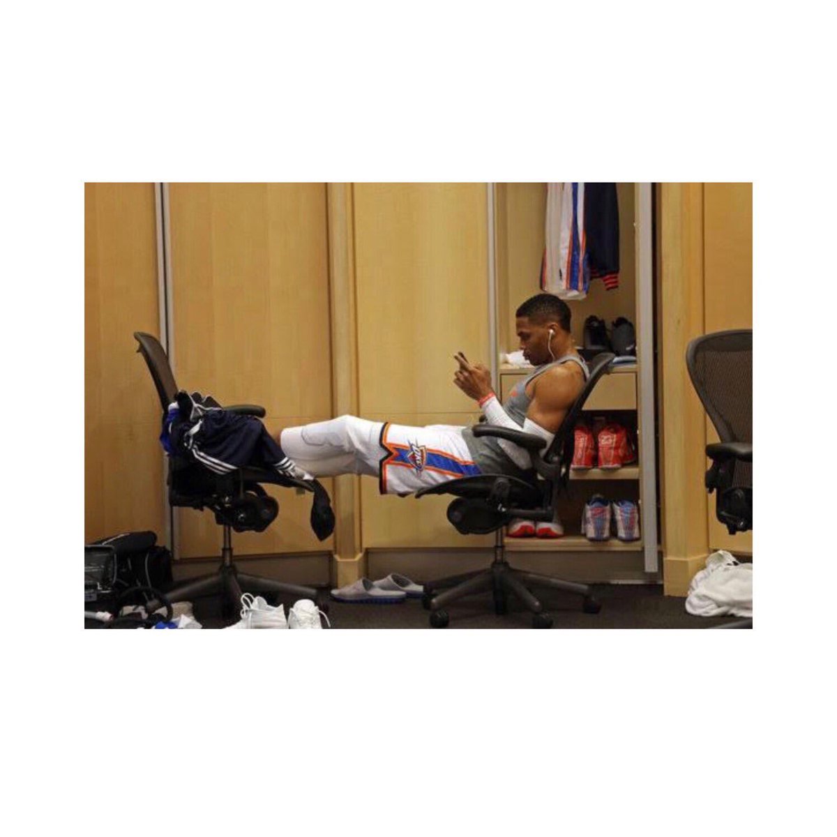 KeyPlayerNation's tweet image. Athletes check their phone
an average of 110 times a day!
Some do at half-time? 🔑📱👀
#InEveryGame #OnEveryPhone
nytimes.com/2016/04/21/spo…