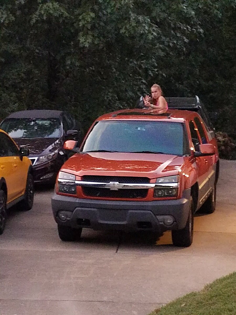 sydneyposts's tweet image. you KNOW you’re on the phone with your best friend when you be sitting in weird places like this AHAHAHAH