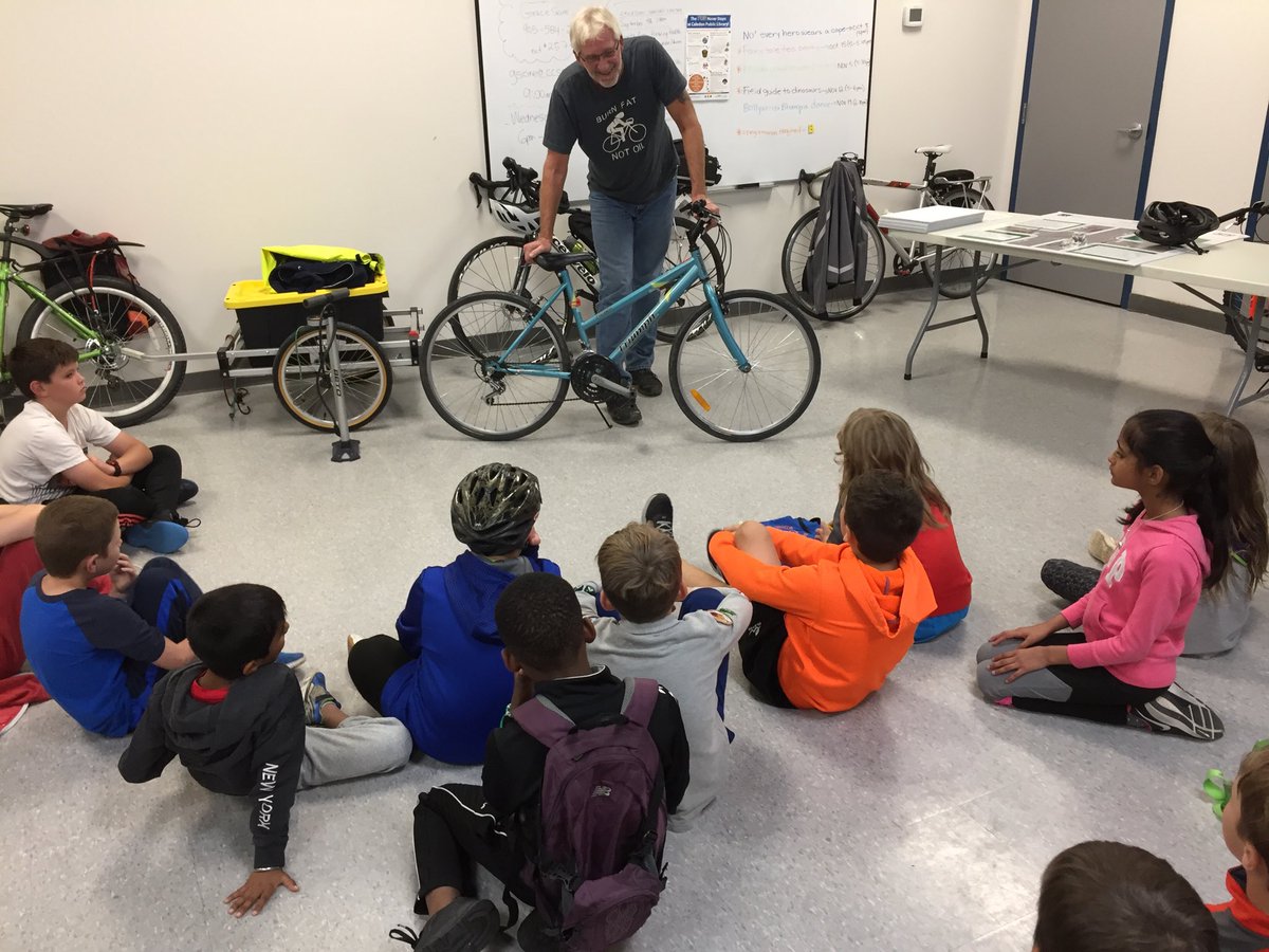 daylelaing's tweet photo. Southfields Scouts come to #CaledonBikeHub for safety seminar ⁦@YourCaledon⁩ ⁦@bikebrampton⁩ ⁦@PCHS4U⁩ ⁦@regionofpeel⁩ https://t.co/Wq7gUFTkMq