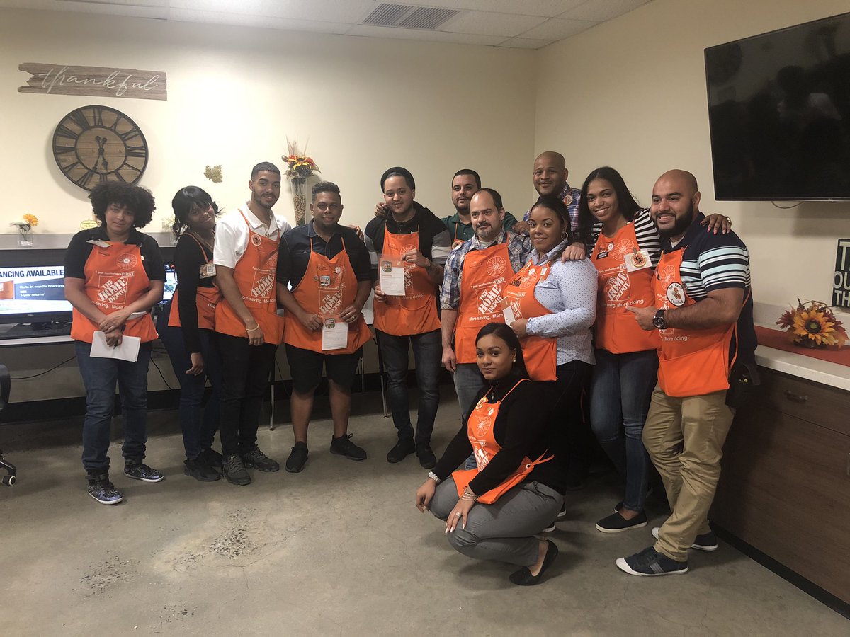paomatias_'s tweet photo. ASMs recognizing associates and DHs for an amazing job last week! #GoBTM 6891 🧡🧡 https://t.co/VEzAt66HAr