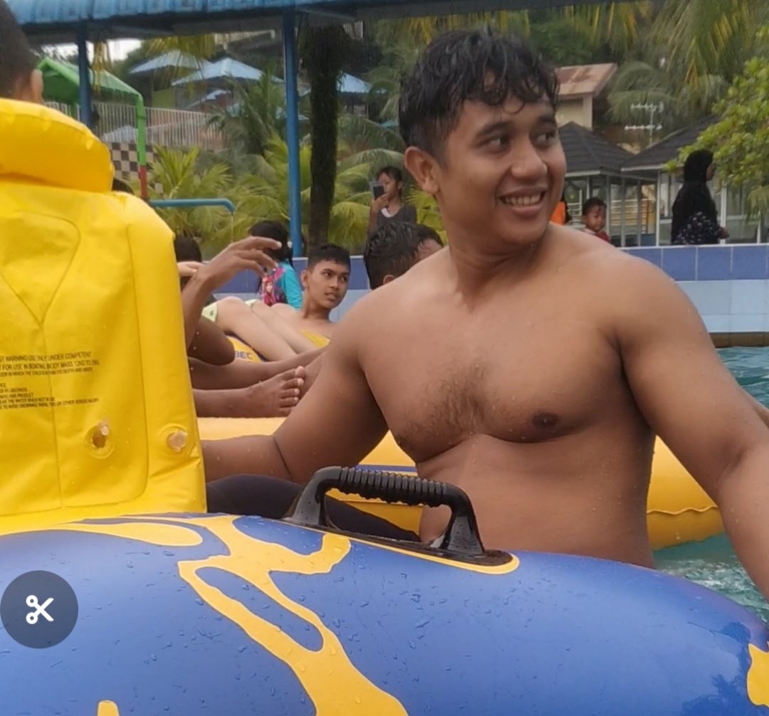 nipple_kuli's tweet photo. Cerita nya lagi di waterboom kemaren.ketemu di toilet tempat bilas.
Gak tau knpa kok dia liatin gue curi pandangan gtu..gak gnteng sih tpi kok gue suka aja liat dia
Ntah gimna cerita nya gk sengaja trnyata dia terekam di salah satu video gue
Mungkin ada yg kenal dia..?? Loc:medan https://t.co/L1zUOIcXbD