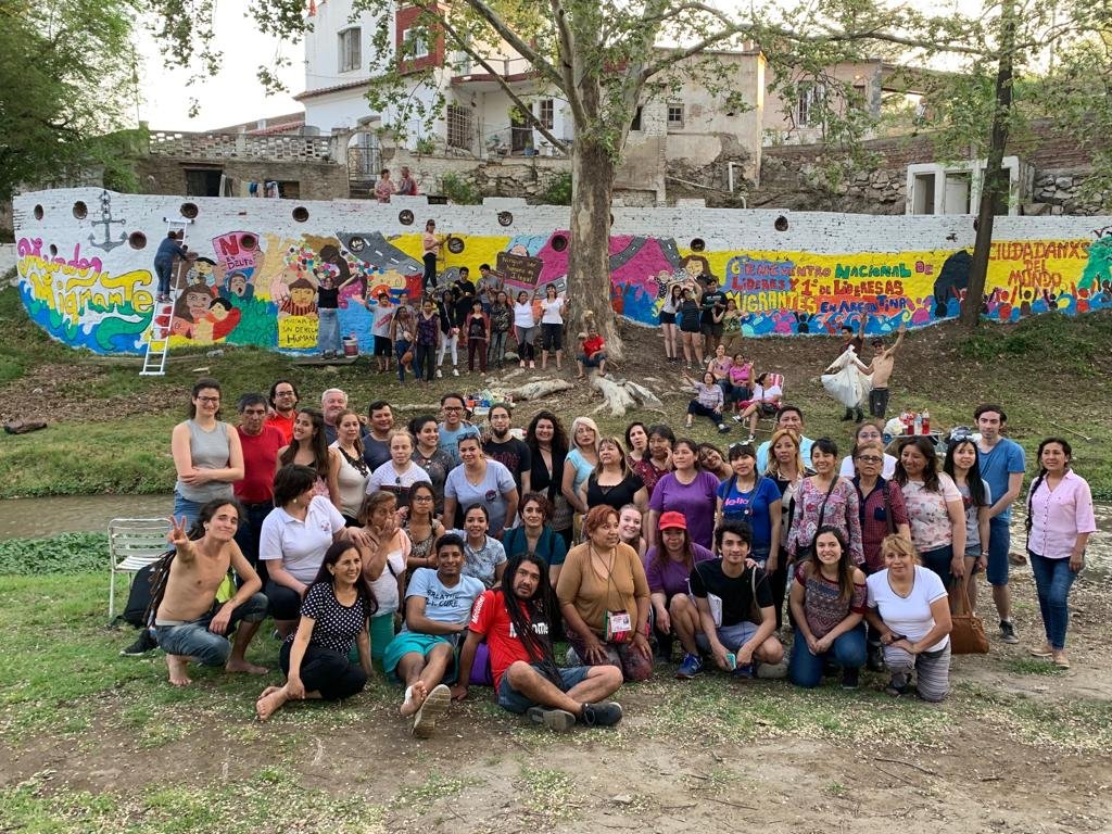 MGLPy's tweet photo. Natalia Tescione...se lució con su arte y nos dejó colaborar a todos. Un mural del Mundo Migrante. Que emoción https://t.co/BcuiDxZUm7