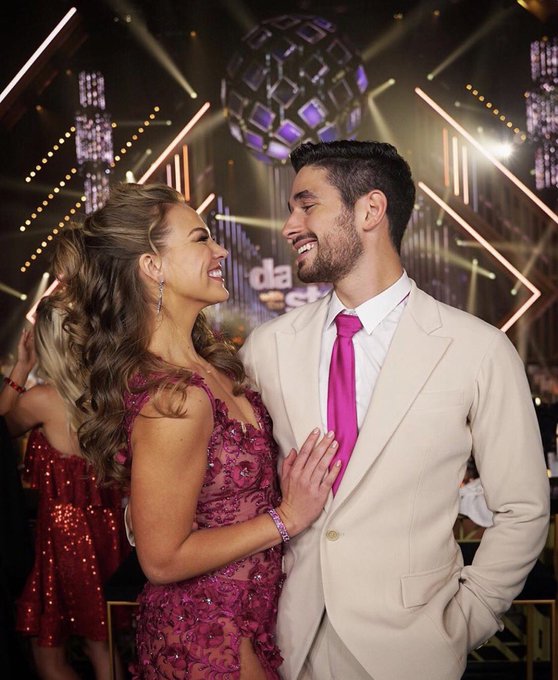 dwts - Hannah Brown - Bachelorette 15 - FAN Forum - Discussion  - Page 19 EFwOUZGXYAE4S49