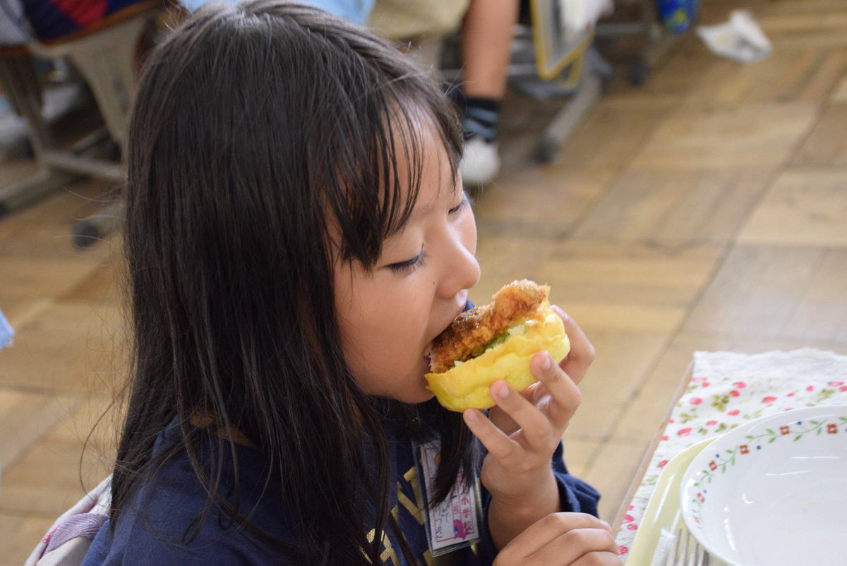 葛飾区 給食で ラグビー日本代表 を応援 9月27日 金 道上小学校で児童たちがアイルランド 料理 アイリッシュシチュー とサーモンが有名なことから サーモンフライバーガー を食べ ラグビー日本代表にエールを送りました 声援が届いたのか日本