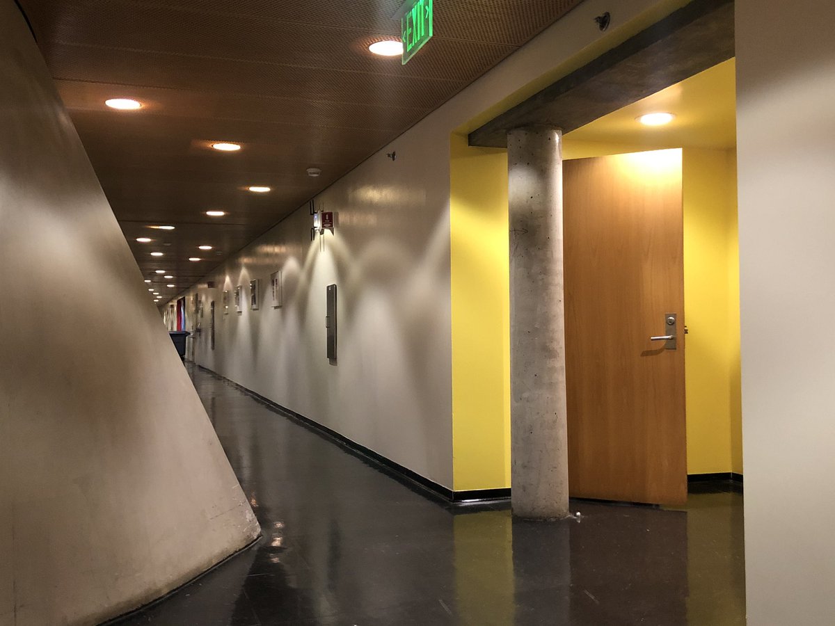 pearlli98's tweet image. Each unit of rooms shares a stone pillar in front of the doors. Combined with colors, all units have its unique facade to designate its identity. They celebrate diversity and create a welcoming atmosphere to differences. #communitybydesign