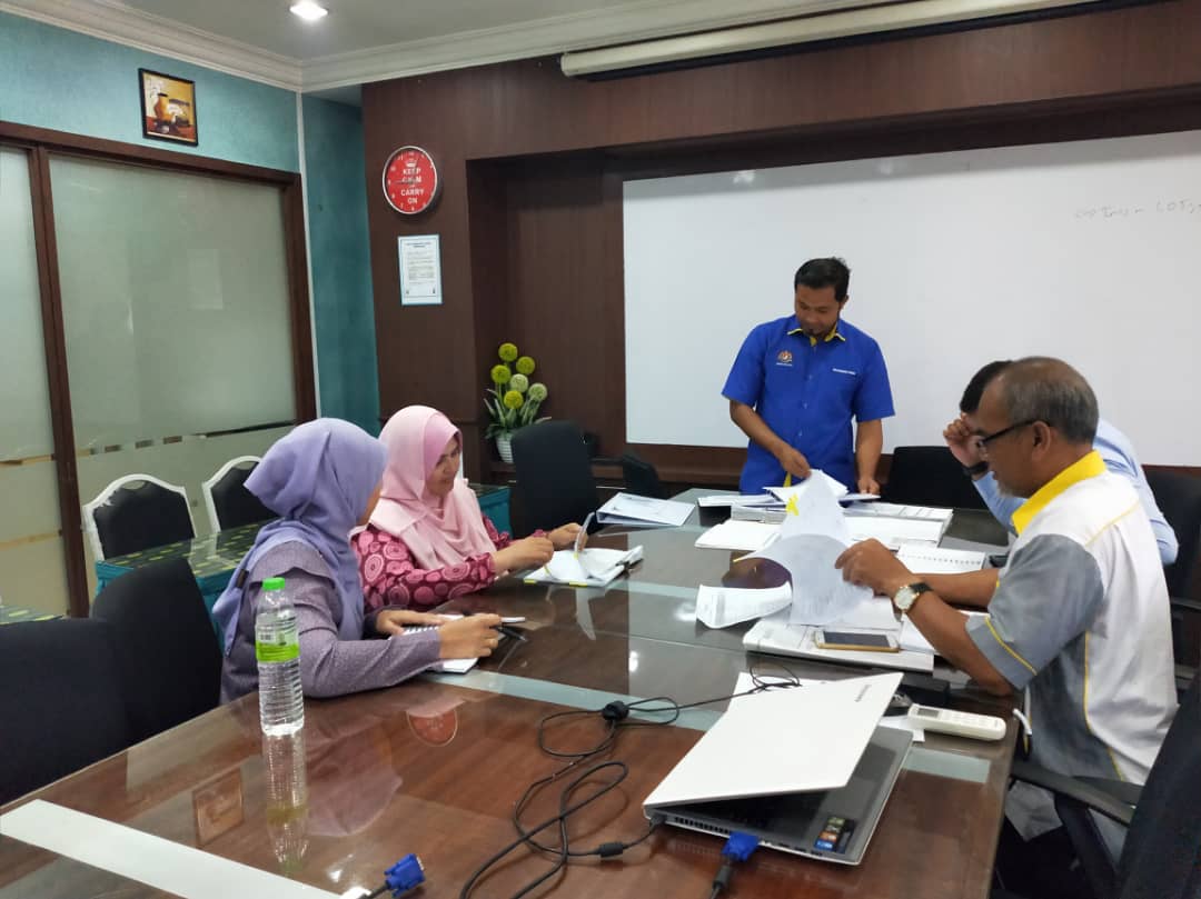 Pemeriksaan Aset Alih Kerajaan Siri 1 peringkat Ibu Pejabat JKR Terengganu sedang berlangsung di Bilik Mesyuarat Bahagian Bangunan, Wisma Negeri.
<a href="/JKRTerengganu/">JKR Terengganu</a> 
<a href="/yusufghani200/">تذكرة</a> 
<a href="/Azha_Mustapha/">Azhar Mustapha</a> 
<a href="/JKRMarang/">JKR Marang</a>