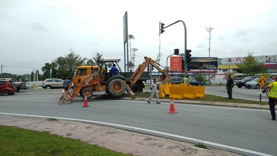 Cadangan Penutupan Sementara Prsimpgn L. Isyarat Jln Seremban–Tampin (FT001), Tmn Forest Height,  Seremban bagi Perlaksanaan Kajian Mengatasi Masalah Kesesakn. Kajian ini akn dilaksanakn bermula hari ini, 1/10/2019 hingga 31/10/2019
@MenteriBesarNS <a href="/JKRMalaysia/">JKR Malaysia</a> <a href="/RakanKKR/">RakanKKR</a> <a href="/MOWorks/">でやんす</a>