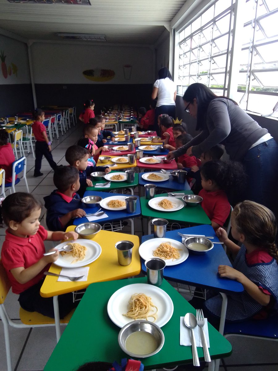 CeinCecca's tweet photo. Los niños y niñas disfrutan de un rico almuerzo, gracias a la gestión de @NicolasMaduro  @MPPEducacionVE @zedcinicial  #RegresoVictorioso https://t.co/n6P6242O8v