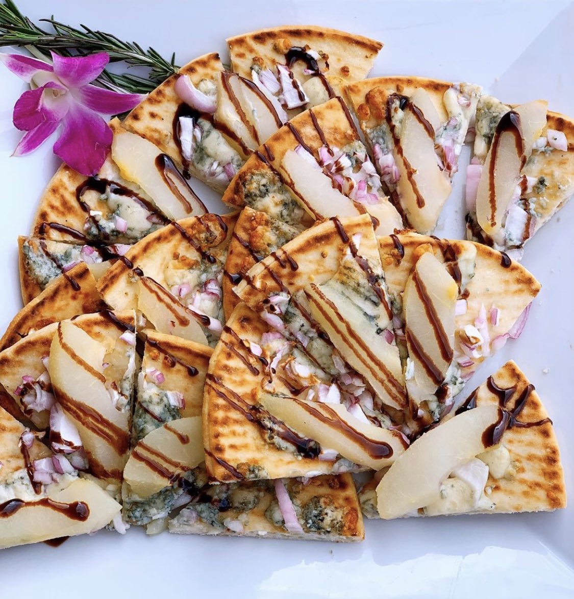 chef_rolnick's tweet photo. 🌿🌺 Gorgonzola Pear Pizza 🌺🌿 https://t.co/TA4WQa5Mx4