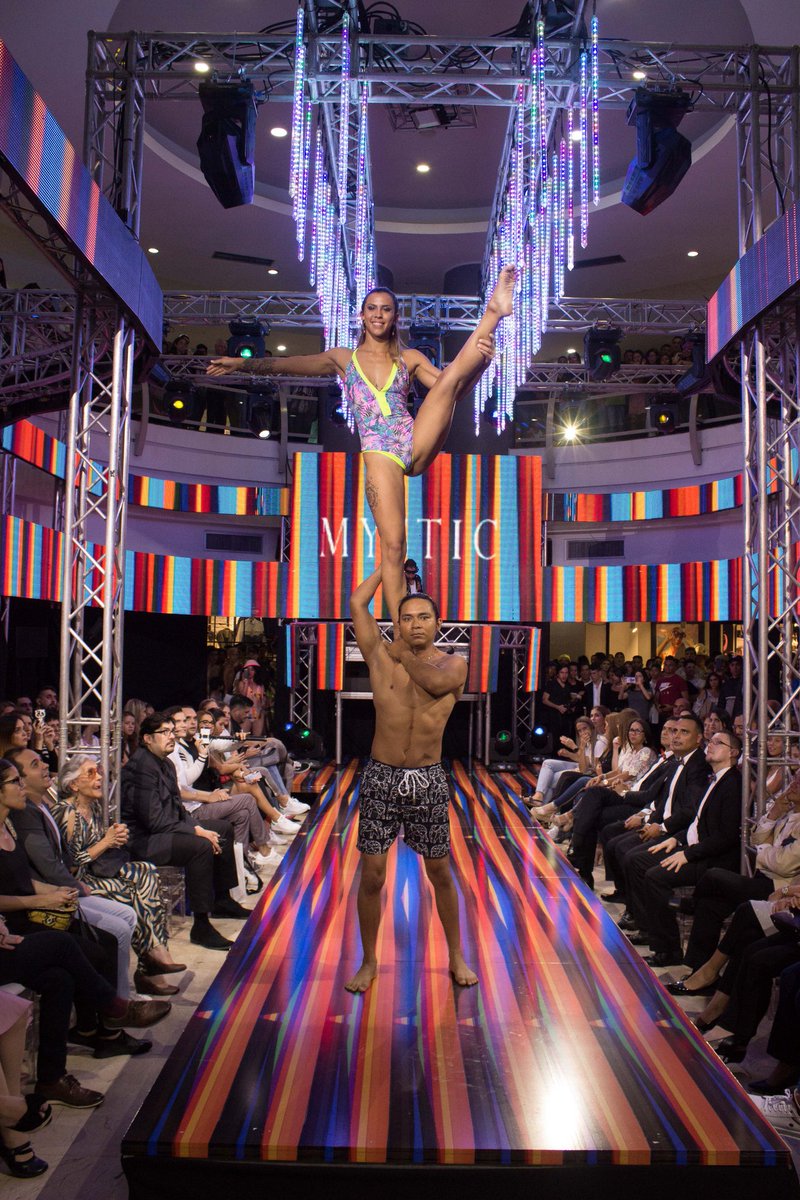 tolon_FM's tweet photo. • DESFILE tolón FASHION WEEK • 

Una nueva puesta en escena fue la que trajo la marca @mystictolona a la pasarela de la III edición del #TolonFashionWeek 

#modavzla #semanadelamoda #glam #cruzdieztolon #septiembre 
#tolonfm https://t.co/C49lJnkpPq