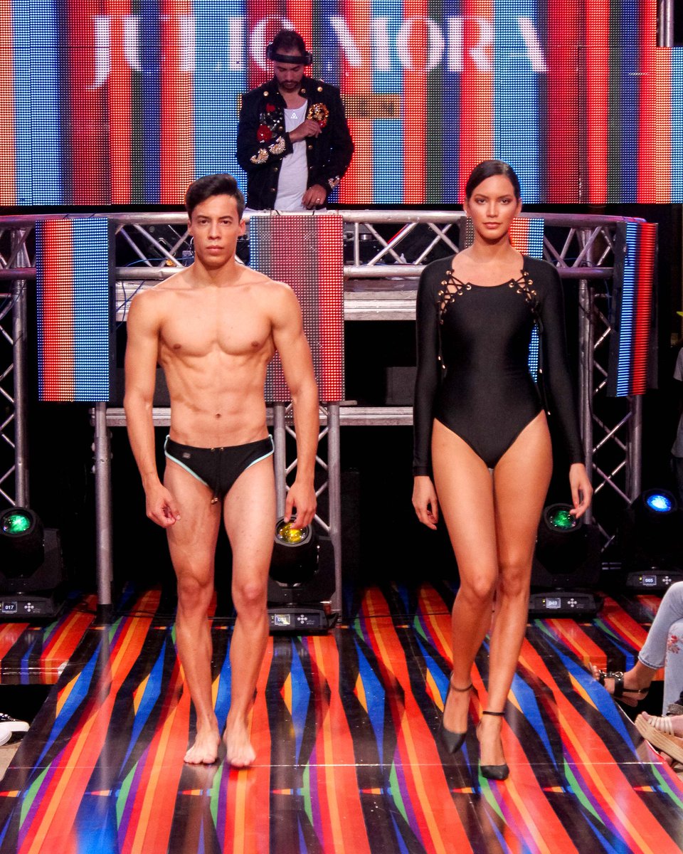 tolon_FM's tweet photo. • DESFILE tolón FASHION WEEK • 

El diseñador venezolano @JulioMoraM nos deleitó con el desfile de su marca para de bañadores llamada @moramorajm 

#TolonFashionWeek #modavzla #semanadelamoda #caracas #venezuela #campaña #swinwear https://t.co/iE9C9UyuyA