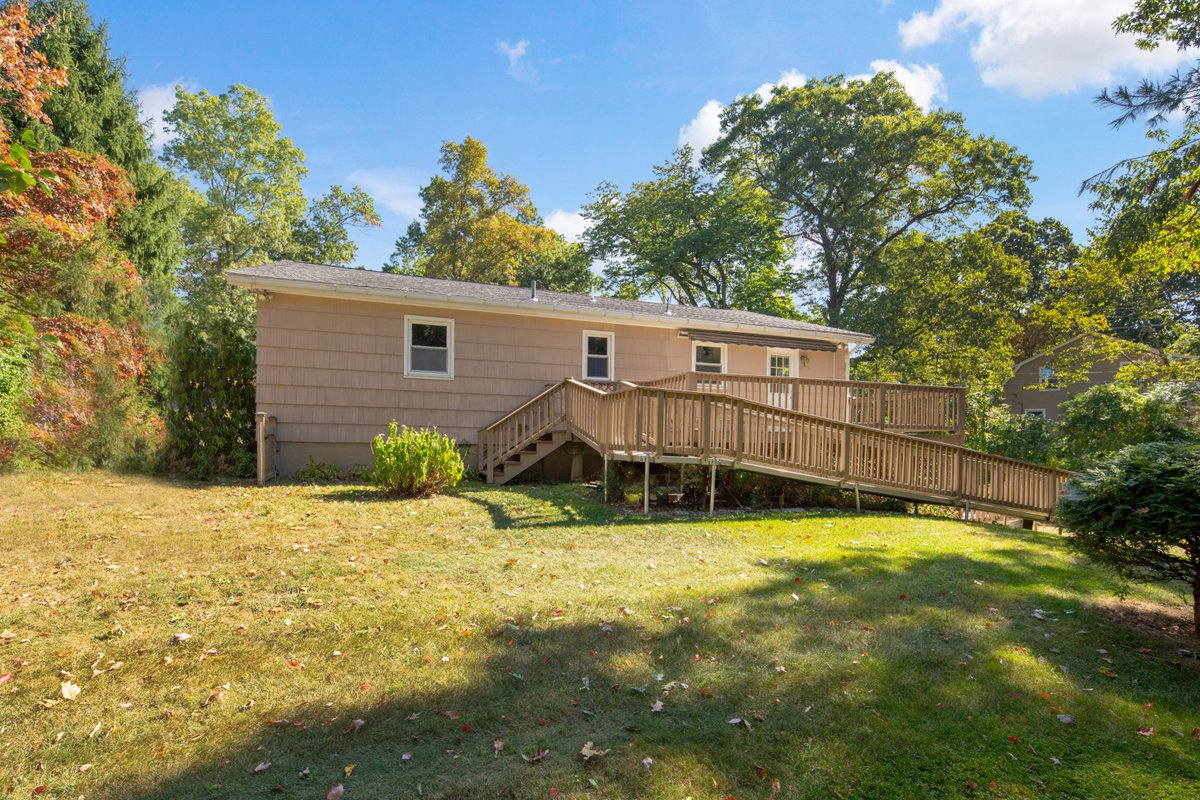 lamaralrealtor's tweet photo. BRAND NEW to MARKET--Great one level 4 bedroom 2 full bath Ranch. Candlewood Lake community including beach, swimming and boating. $299,900 #LoveListings #Keepthemcoming #RealEstate #Realtorlife #WilliamPitt #Sothebys #Homeforsale #LakeCommunity #Danbury https://t.co/VfOI4LNKZq
