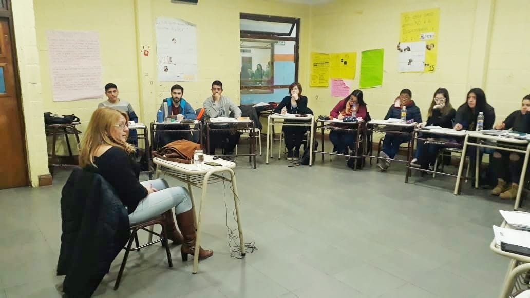 editpouso's tweet photo. Estudiantes de Comunicación en su asignatura de práctica del @PrensaCENT11 
Gracias por la invitación! @bober21 @charlieush 
Ricos mates de la Vice. Dejamos cafecito pendiente y algunos proyectos! https://t.co/DtWpUg2KJB