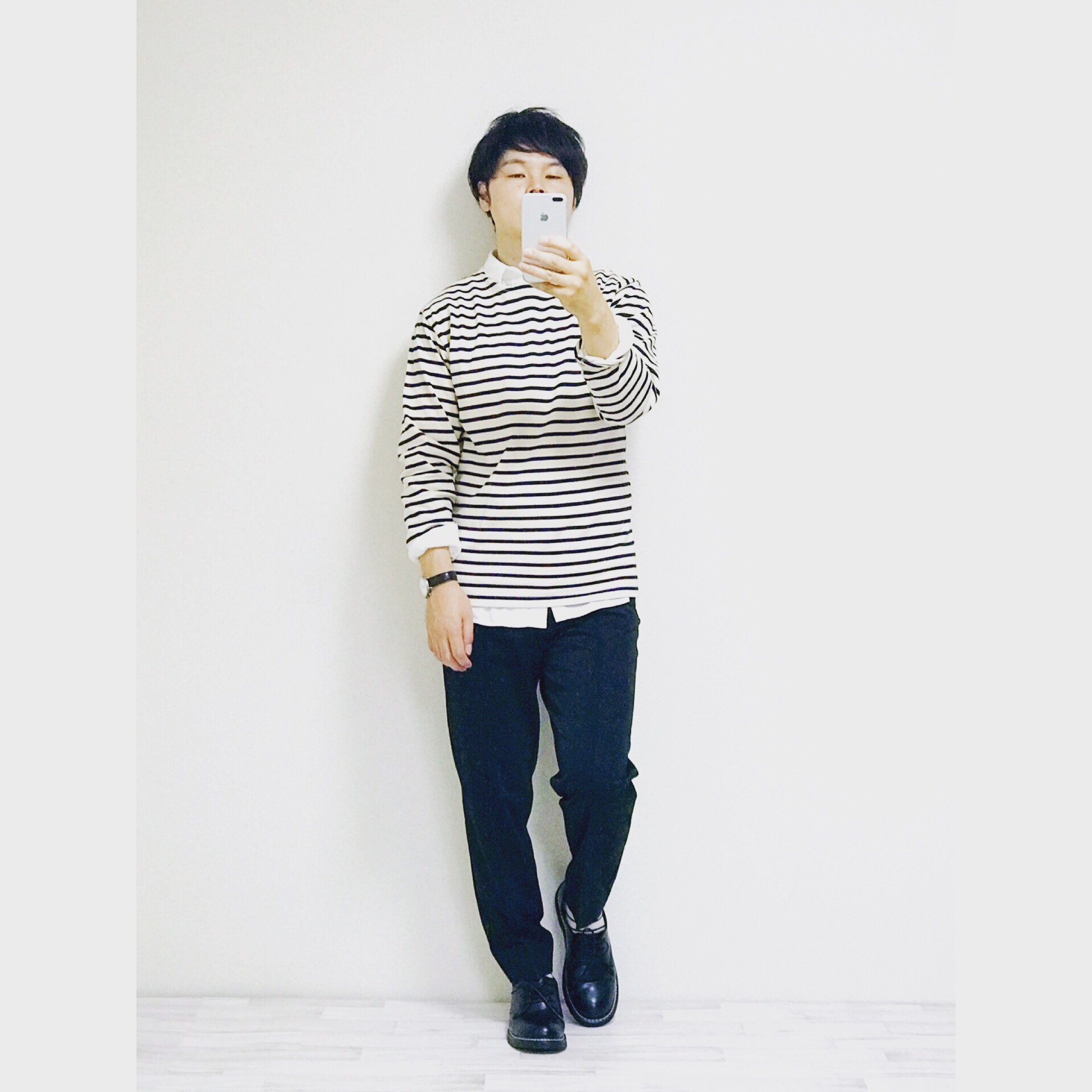 トモ メンズファッションブロガー ボーダーのバスクシャツを使った重ね着コーデです Tシャツ 靴 Dcollection シャツ Uniqlo パンツ Adametrope 腕時計 Knotwatch 秋コーデ メンズファッションコーデ ボーダーシャツコーデ バスクシャツ 重ね着