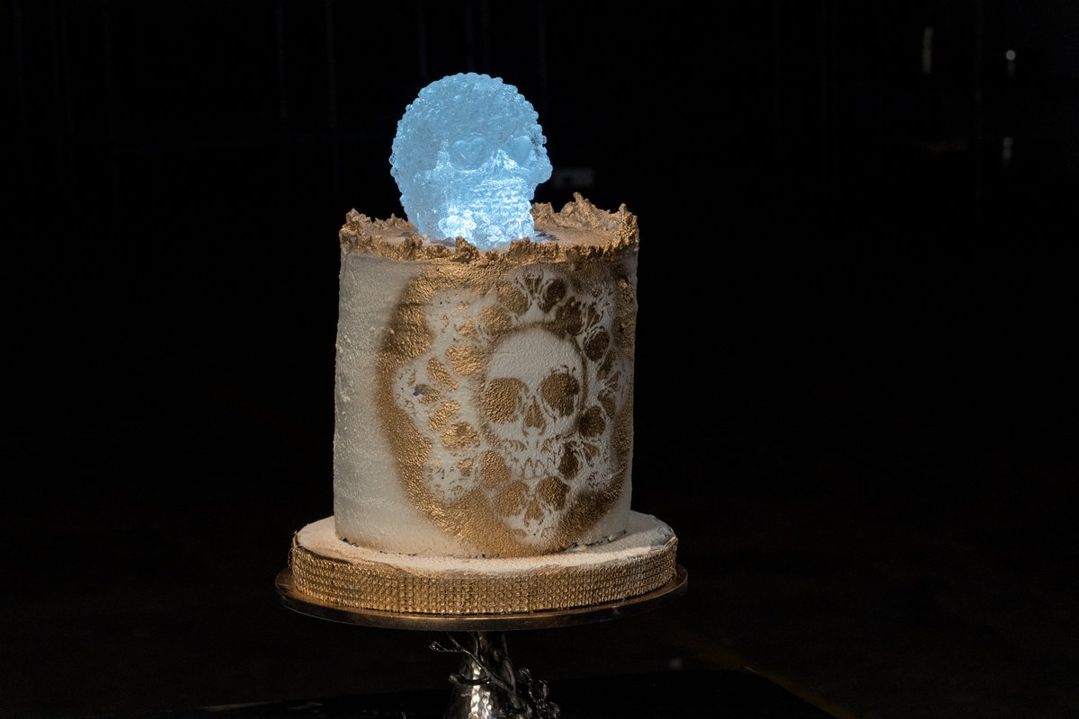 FoodNetwork's tweet photo. Get another look at tonight's first round of creepy cakes! #HalloweenCakeOff https://t.co/aQew0zbIfV