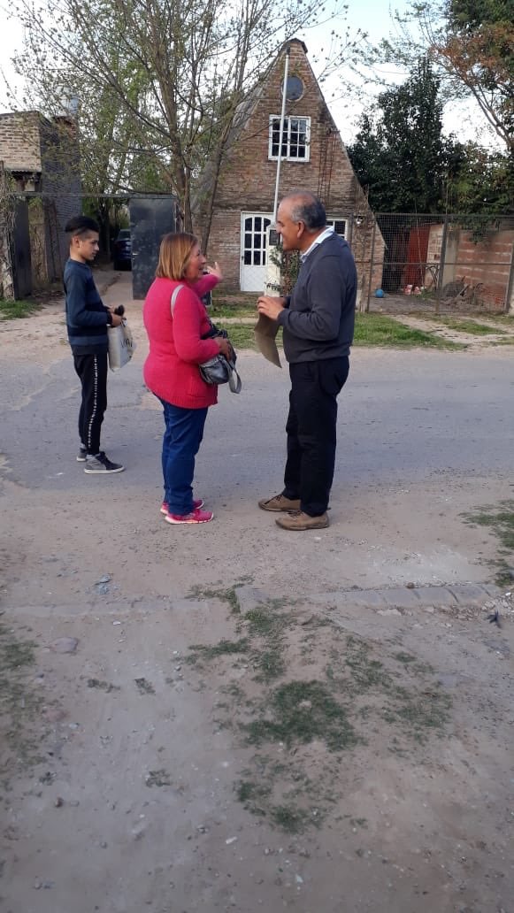 Somos_Lujan's tweet photo. #Luján #recorrida por #barrios, estuvimos charlando con #vecinos del #SantaMarta #preocupación por #basural severas complicaciones que genera hace décadas a quiénes viven cerca. Otros reclamos seguridad,obra pública y atención del CAPS #JuarezIntendente
@Somos_Lujan https://t.co/fRbGXocy3A