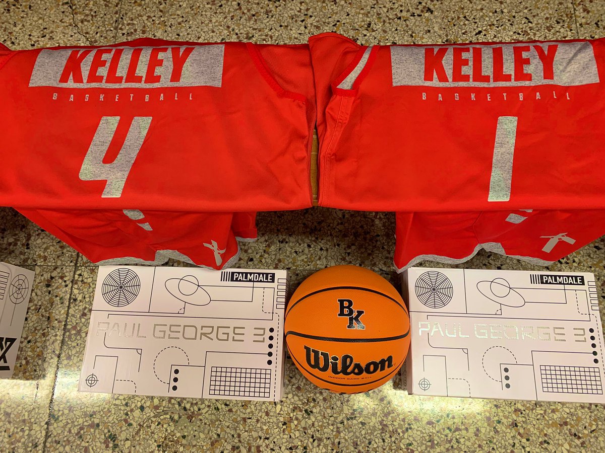 New gear for tomorrow’s first official practice! 👀👏🏼👀 #LookGoodPlayGood #HowWeDoIt