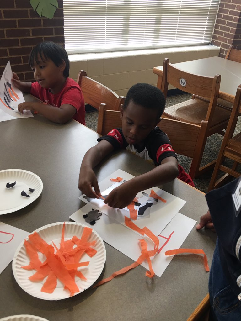 library_sut's tweet photo. Tigers in the jungle!!! Fri-Yay was hit with my favorite class!! #itsajungleoutthere #wildaboutbooks #DeepRootsGreatHeights @cathyroo2 @sutscotties https://t.co/Ll0GiFpOQy