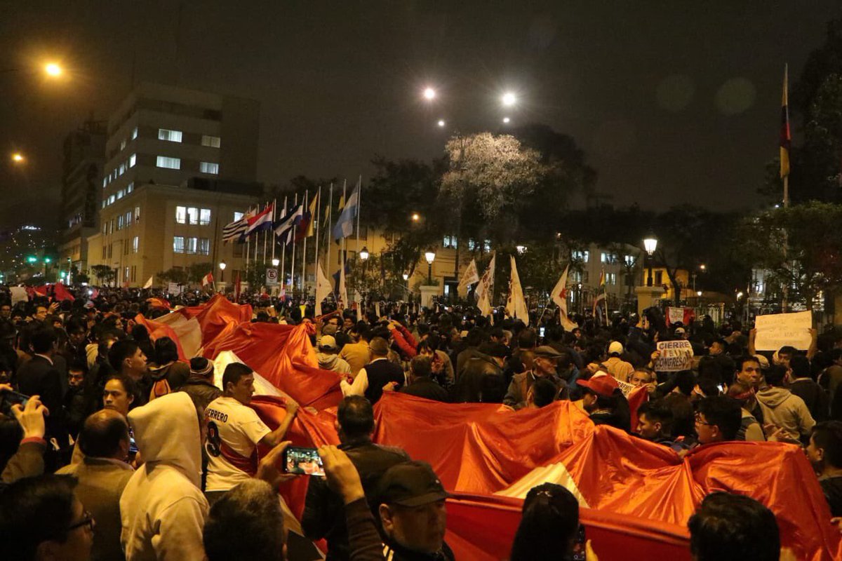 chifaentiffanys's tweet photo. El centro de Lima cuando Fujimori disolvió el Congreso ilegalmente a través de un autogolpe

El centro de Lima cuando Vizcarra disolvió el Congreso, legal y constitucionalmente, según la propia Constitución de Fujimori https://t.co/31M8ewF33G
